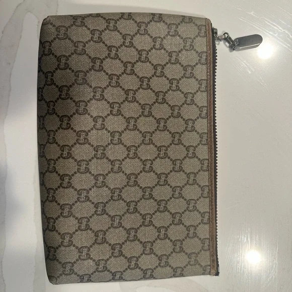 Authentic Gucci Brown Monogram clutch Bag - Picture 2 of 7